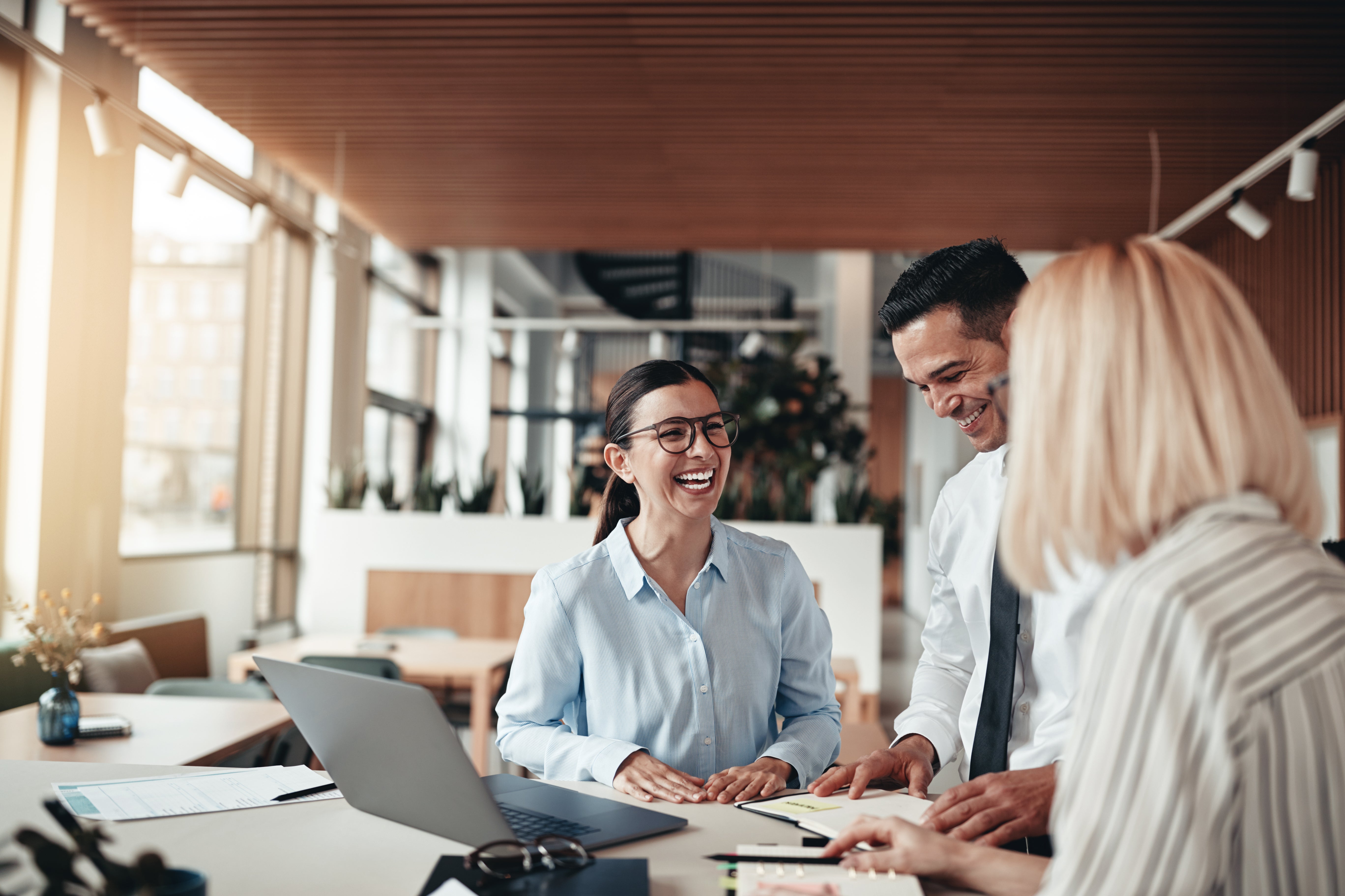 Недавно компания. Бизнесмены смеются. Картинка люди за столом офис. Business people working together. Your Company.